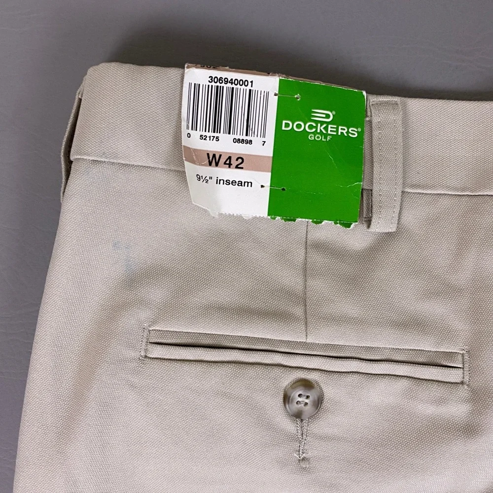 Dockers Golf Shorts Men's 42 Khaki Pleated Front Modern Comfort Beige New *Wear*